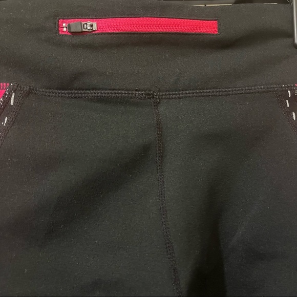 Fabletics Black Pink Insert Panels Athletic Workout Capri Leggings - Picture 8 of 9